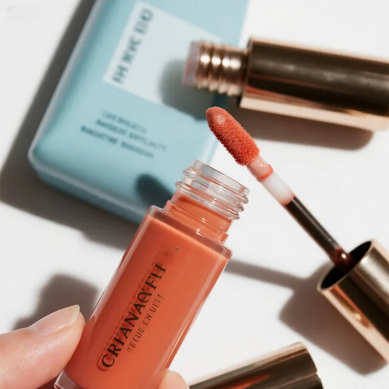 Çin'de özel etiket dudak parlatıcısı